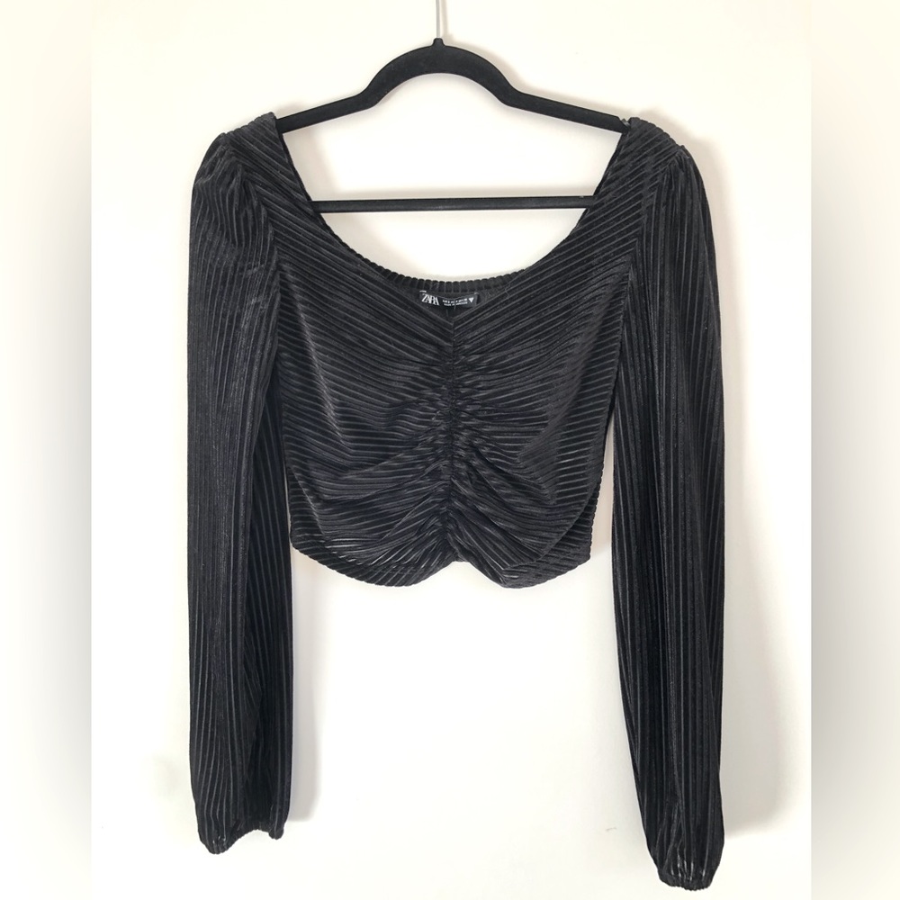 Long bubble sleeve crop top with touched front and velvet ribbing